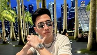 Punya rumah senilai Rp 50 miliar di usia muda, Verrel memang pintar mencari uang. Dia juga masih menyempatkan waktu untuk ngopi dan bersantai disela-sela kesibukannya. Foto: Instagram Verrel Bramasta