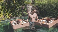 Menikmati sarapan di kolam renang dengan konsep floating breakfast menjadi salah satu kegiatan favorit Verrel saat sedang berlibur di Bali. Foto: Instagram Verrel Bramasta