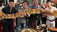Liburan ke Dubai bersama teman-temannya, Verrel sempat mencicipi beberapa restoran ternama di sana termasuk foto bareng dengan chefnya. Foto: Instagram Verrel Bramasta