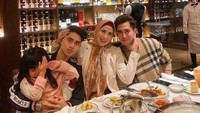 Terakhir ini keseruan Verrel dan keluarganya saat makan malam di restoran steak bintang lima di Jakarta yang terkenal memiliki harga fantastis. Foto: Instagram Verrel Bramasta