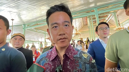 Wali Kota Solo Gibran Rakabuming Raka hadiri Jumenengan ke-2 Mangkunegara X, Senin (19/2/2024).