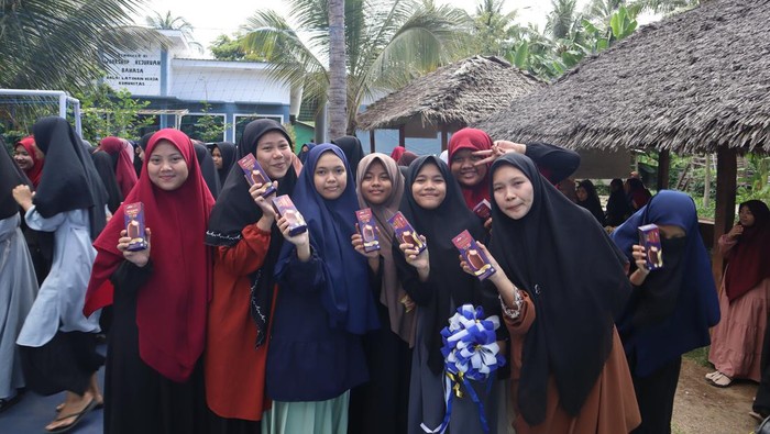 Girangnya Santri Pesantren di Lombok Dapat Lapangan Serbaguna Baru