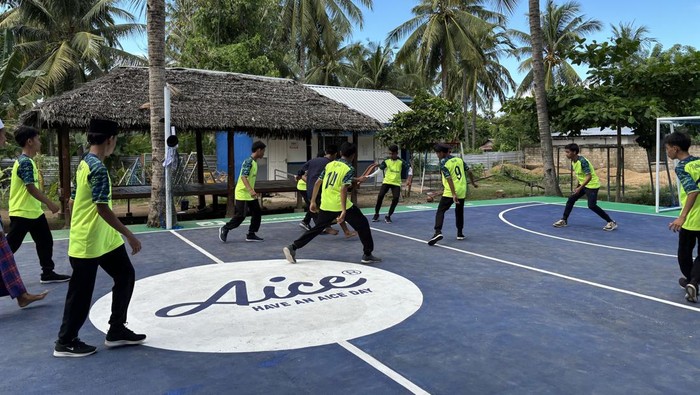 Girangnya Santri Pesantren di Lombok Dapat Lapangan Serbaguna Baru Girangnya Santri Pesantren di Lombok Dapat Lapangan Serbaguna Baru
