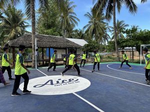 Girangnya Santri Pesantren di Lombok Dapat Lapangan Serbaguna Baru