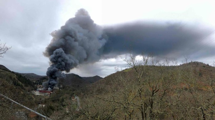 Gudang Penyimpanan 900 Ton Daur Ulang Baterai Lithium di Prancis Terbakar Firefighters respond as a warehouse burns, which houses lithium batteries and is owned by French recycling group SNAM, in Viviez, north of Toulouse, France February 17, 2024 in this image obtained from social media. Adeba via REUTERS THIS IMAGE HAS BEEN SUPPLIED BY A THIRD PARTY. MANDATORY CREDIT. NO RESALES. NO ARCHIVES.