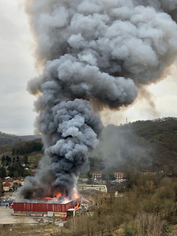 Gudang Penyimpanan 900 Ton Daur Ulang Baterai Lithium di Prancis Terbakar Firefighters respond as a warehouse burns, which houses lithium batteries and is owned by French recycling group SNAM, in Viviez, north of Toulouse, France February 17, 2024 in this image obtained from social media. Adeba via REUTERS THIS IMAGE HAS BEEN SUPPLIED BY A THIRD PARTY. MANDATORY CREDIT. NO RESALES. NO ARCHIVES.