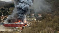 Sekitar 900 ton baterai yang terbakar menghasilkan awan asap hitam pekat ke udara di atas lokasi kejadian.  