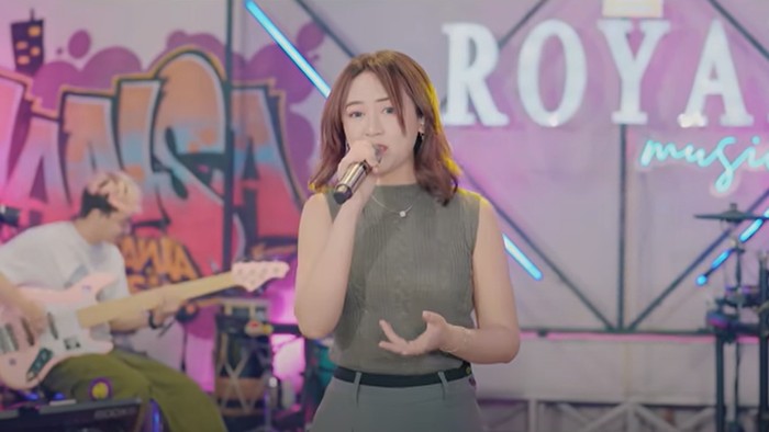 Happy Asmara menyanyikan lagu Cinderella.
