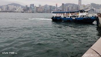 Vivo Y100 5G dibekali dengan tiga kamera belakang yaitu kamera utama 50 MP , kamera ultrawide 8 MP, dan sensor flicker. Foto: Virgina Maulita Putri/detikINET