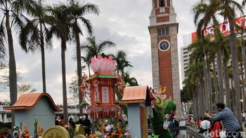Walau menjelang gelap, Vivo Y100 5G tetap jago menangkap foto Clock Tower di Victoria Harbour. Foto: Virgina Maulita Putri/detikINET