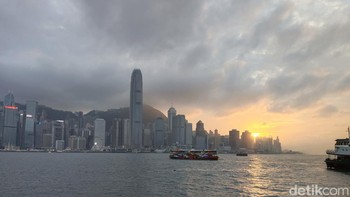 Vivo Y100 5G juga andal saat dipakai mengambil foto matahari terbenam di Victoria Harbour. Foto: Virgina Maulita Putri/detikINET