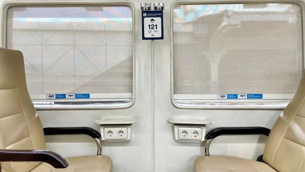 Manajemen PT Kereta Api Indonesia (Persero) atau KAI menegaskan, fasilitas stop kontak atau colokan listrik yang tersedia di setiap kursi kereta api, hanya dapat digunakan untuk mengisi daya gawai/gadget seperti handphone, tablet, atau laptop.