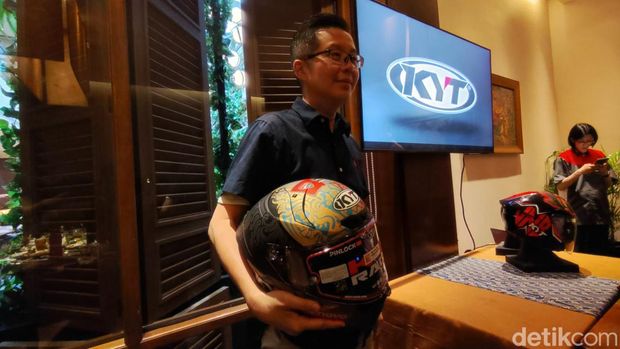 Helm KYT KX1-Race GP.