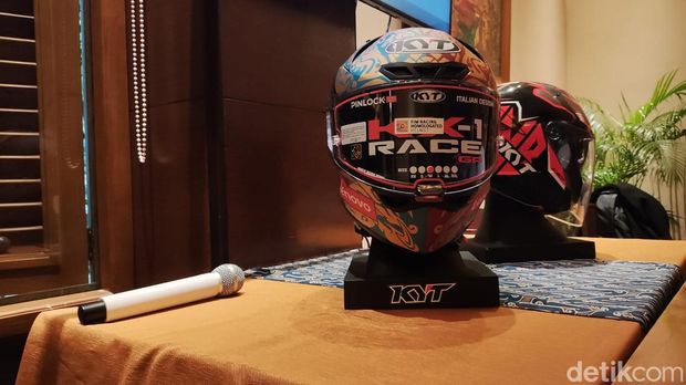 Helm KYT KX1-Race GP.
