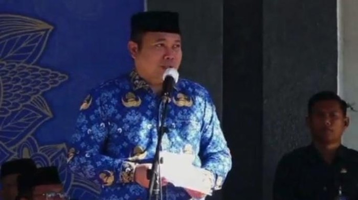 Penjabat (Pj) Gubernur Gorontalo Ismail Pakaya tiba-tiba roboh saat memimpin apel Korpri di halaman Museum Purbakala Kota Gorontalo.