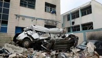 Seluruh kaca penutup ruangan pecah dan bangunan lantai satu rusak parah. (REUTERS/UNRWA)  