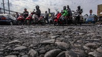 Jalan rusak, berlubang dan tergenang itu akibat tidak adanya drainase serta intensitas hujan yang cukup tinggi sehingga dapat membahayakan keselamatan pengguna jalan, dan sampai saat ini belum ada perbaikan dari instansi yang bertanggunjawab. 