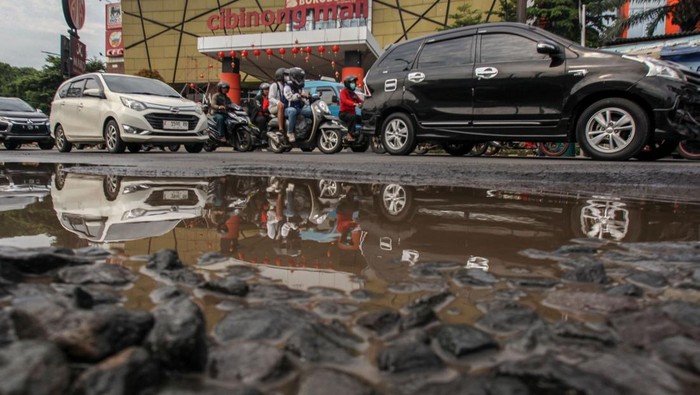 Pengendara melintasi jalan rusak di Jalan Raya Mayor Oking, Cibinong, Kabupaten Bogor, Jawa Barat, Senin  (19/2/2024).  Jalan rusak, berlubang dan tergenang itu akibat tidak adanya drainase serta intensitas hujan yang cukup tinggi sehingga  dapat membahayakan keselamatan pengguna jalan, dan sampai saat ini belum ada perbaikan dari instansi yang bertanggunjawab. ANTARA FOTO/Yulius Satria Wijaya/Spt.