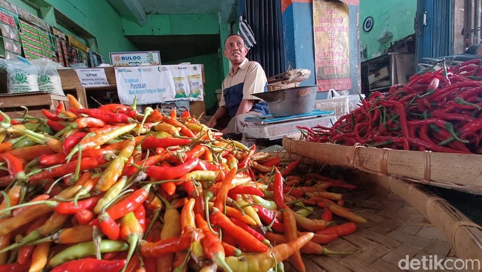 Jamilun, pedagang cabai dan bumbu dapur di Pasar Wage Purwokerto, Kabupaten Banyumas, Senin (19/2/2024).