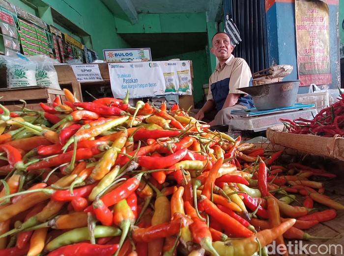 Jamilun, pedagang cabai dan bumbu dapur di Pasar Wage Purwokerto, Kabupaten Banyumas, Senin (19/2/2024).