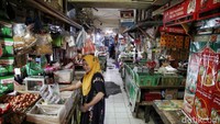 Harga sejumlah barang pokok di pasar ini mulai merangkak naik. 