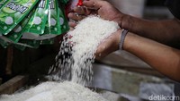 Harga beras juga sudah ramai diperbincangkan karena harganya yang naik hingga Rp 2000/liternya. 