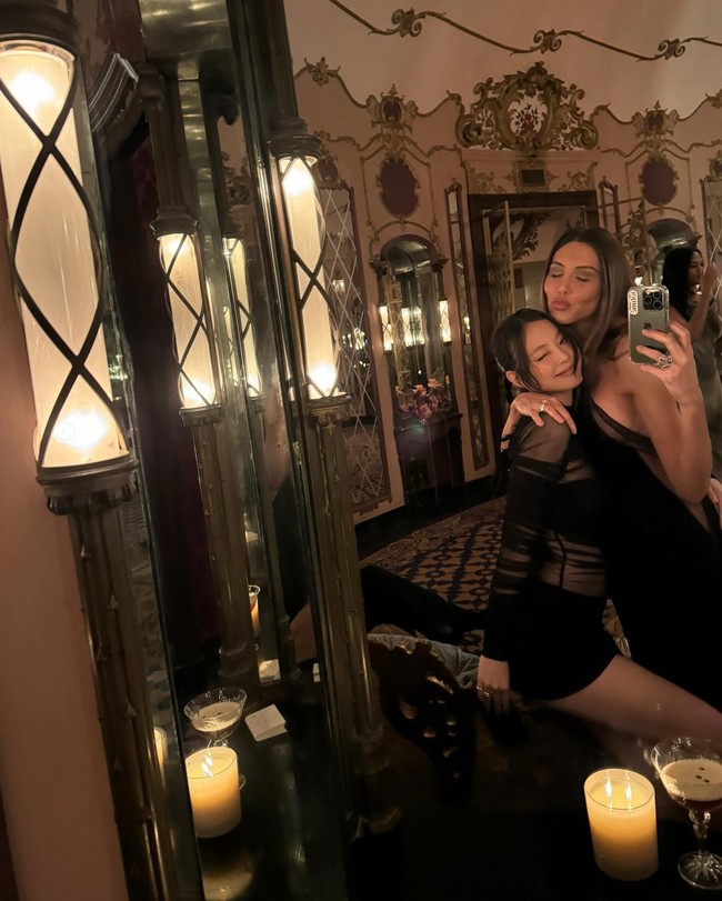 Penggemar Jennie BLACKPINK histeris melihat gaya seksinya dalam balutan gaun hitam berpotongan pendek. Gaun tersebut pun auto sold out diburu penggemar yang ingin memiliki baju kembaran dengannya. Foto: dok. Instagram @mimiitohme