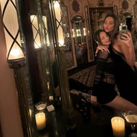 Penggemar Jennie BLACKPINK histeris melihat gaya seksinya dalam balutan gaun hitam berpotongan pendek. Gaun tersebut pun auto sold out diburu penggemar yang ingin memiliki baju kembaran dengannya. Foto: dok. Instagram @mimiitohme