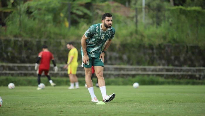 Jihad Ayoub di sesi latihan PSS Sleman di Lapangan Yogyakarta Independent School, Minggu (18/2/2024).