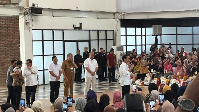 Jokowi Bagikan Beras 10 Kg di Tangsel (Eva-detikcom)