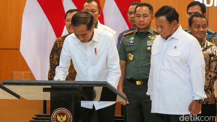 Presiden Jokowi meresmikan RS Pusat Pertahanan Negara (RS PPN) Panglima Besar Soedirman. RS PPN berada di Bintaro, Pesanggrahan, Jakarta Selatan.
