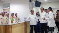 Sebelum peresmian, Prabowo mendampingi Jokowi melakukan peninjauan ke sejumlah fasilitas rumah sakit tersebut.