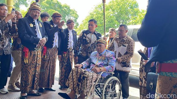 Sejumlah tokoh menghadiri Jumenngan Mangkunegara X di Pendhapi Ageng Puro Mangkunegaran, Senin (19/2/2024).
