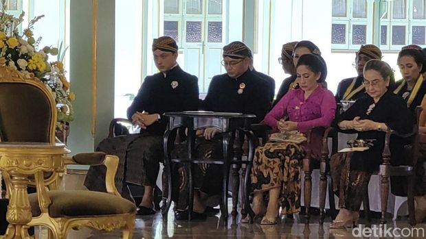 Sejumlah tokoh menghadiri Jumenngan Mangkunegara X di Pendhapi Ageng Puro Mangkunegaran, Senin (19/2/2024).