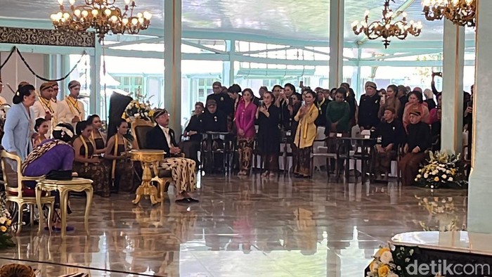 Sejumlah tokoh menghadiri Jumenngan Mangkunegara X di Pendhapi Ageng Puro Mangkunegaran, Senin (19/2/2024).