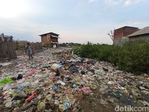 Bahaya Mengintai Kampung di Atas Timbunan Sampah Cirebon