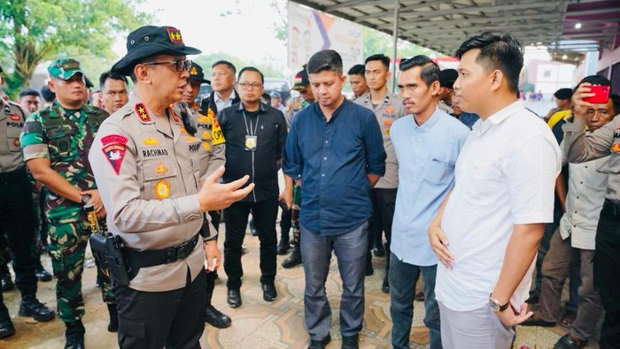 Kapolda Sumsel Irjen Pol A Rachmad Wibowo meninjau langsung lokasi Jalinsum yang sempat diblokade oleh warga yang menuntut penghitungan suara ulang.