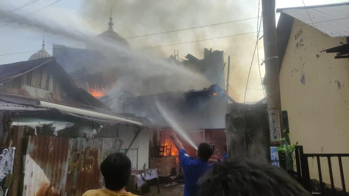 Kebakaran besar ludes toko pakan burung.