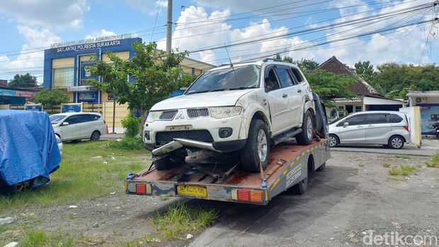 Kondisi Mitsubhisi Pajero, usai mengalami kecelakaan tunggal saat dibawa ke Sat Lantas Polresta Solo, Senin (19/2/2024).