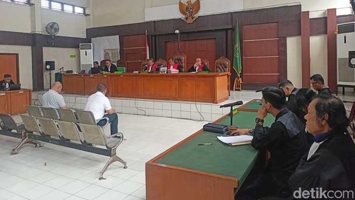 Kedua terdakwa Herman Mayori dan Bram Rizal hadir dalam vonis di PN Palembang.