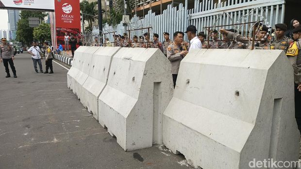 Kelompok massa yang protes hasil pemilu menggelar aksi di depan kantor Bawaslu, Jakarta Pusat. Arus lalu lintas (lalin) di sekitar lokasi mengalami kemacetan. (dok detikcom)