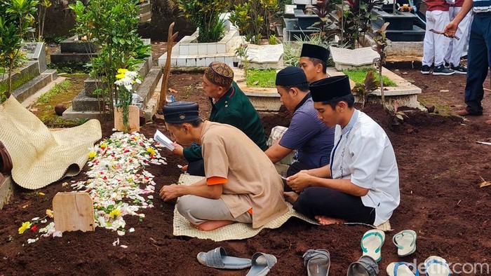 Keluarga Berdoa di Depan Pusara Anggota KPPS KBB yang Meninggal dunia
