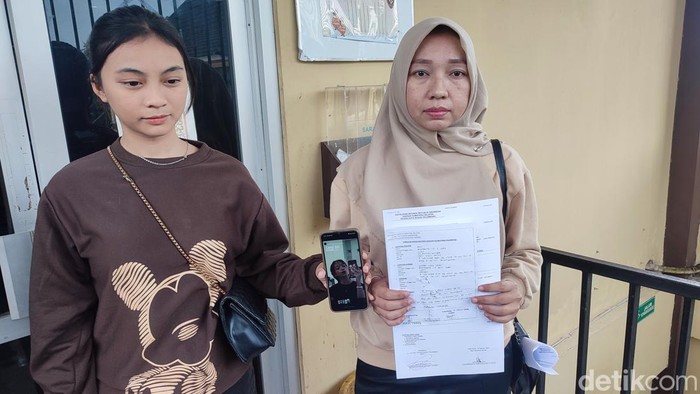 Keluarga menunjukan foto Winda yang hilang 2 pekan
