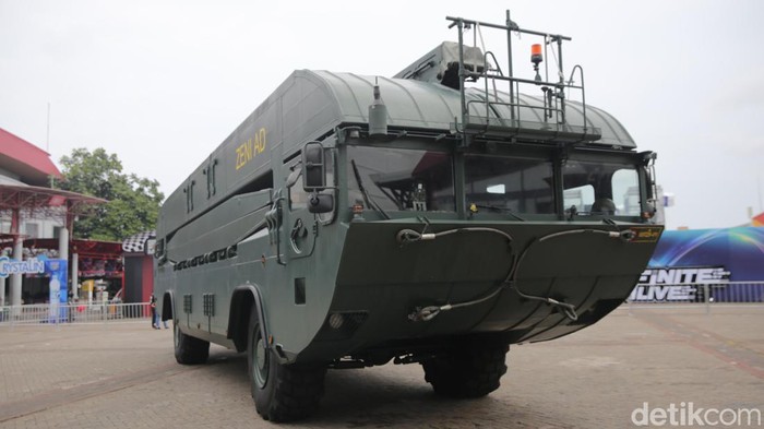 Kendaraan Amfibi Raksasa Mejeng di IIMS 2024 Kendaraan amfibi raksasa mejeng di area IIMS 2024, JIExpo Kemayoran, Jakarta. Amphibious Ponton M3I ini bisa mengapung di air hingga jadi jembatan.