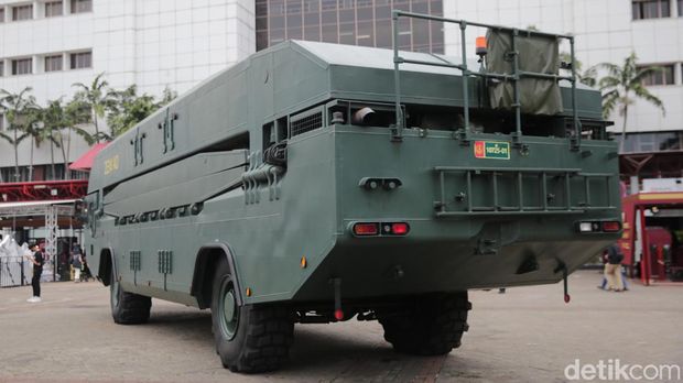 Kendaraan amfibi raksasa mejeng di area IIMS 2024, JIExpo Kemayoran, Jakarta. Amphibious Ponton M3I ini bisa mengapung di air hingga jadi jembatan.