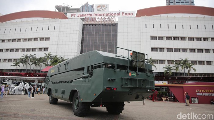 Kendaraan amfibi raksasa mejeng di area IIMS 2024, JIExpo Kemayoran, Jakarta. Amphibious Ponton M3I ini bisa mengapung di air hingga jadi jembatan.