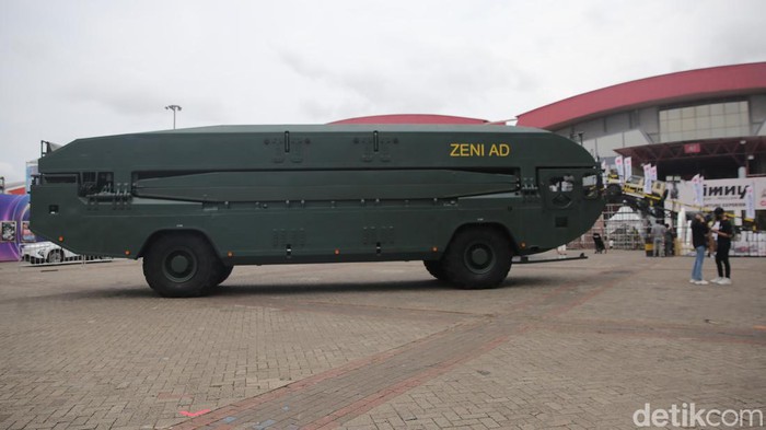 Kendaraan Amfibi Raksasa Mejeng di IIMS 2024 Kendaraan amfibi raksasa mejeng di area IIMS 2024, JIExpo Kemayoran, Jakarta. Amphibious Ponton M3I ini bisa mengapung di air hingga jadi jembatan.