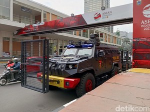 Demo Relawan Ganjar-Mahfud, Kendaraan Taktis Siaga di Bawaslu