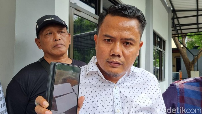 Ketua AMI, Baihaki Akbar melaporkan 4 dugaan money politik ke Bawaslu Surabaya.