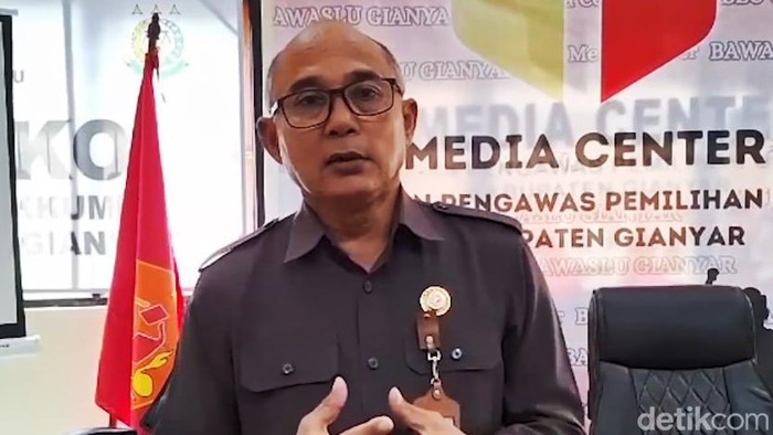 Ketua Bawaslu Gianyar I Wayan Hartawan Senin (19/2/2024). (Putu Krista/detikBali)